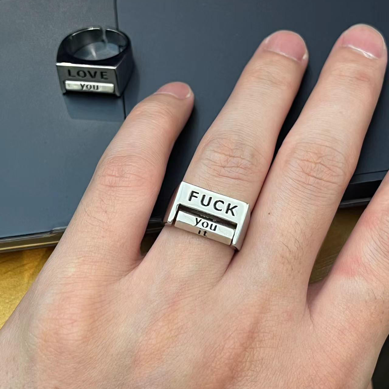 Spoof FU*K/LOVE Ring Drehbarer interaktiver Ring 