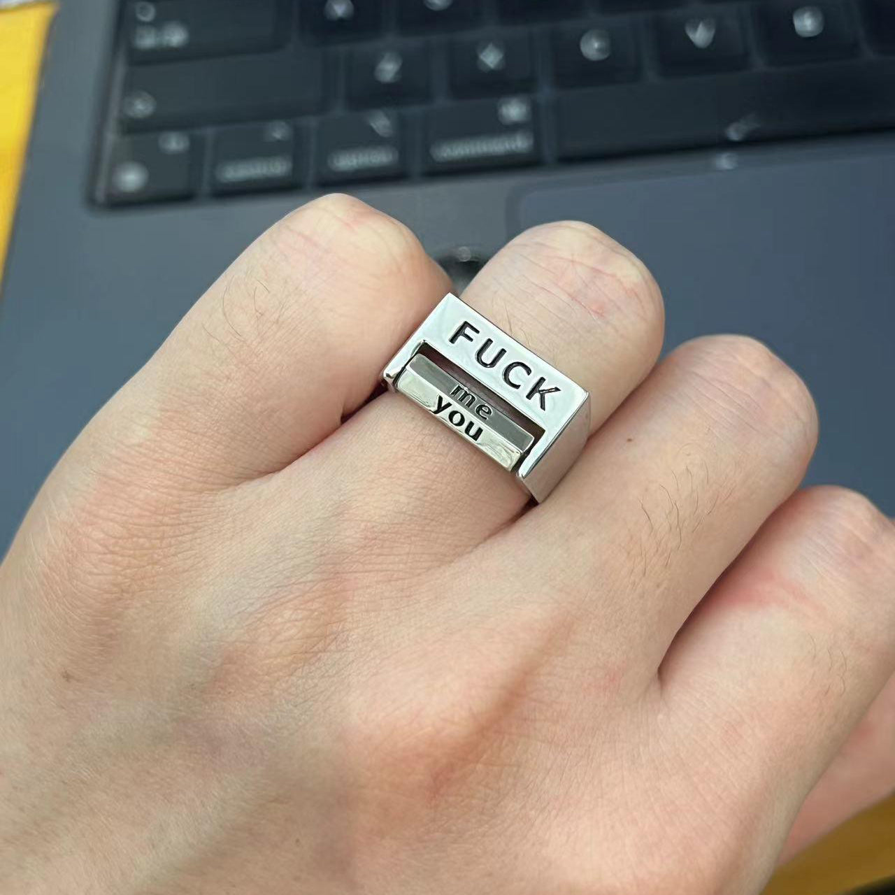 Spoof FU*K/LOVE Ring Drehbarer interaktiver Ring 