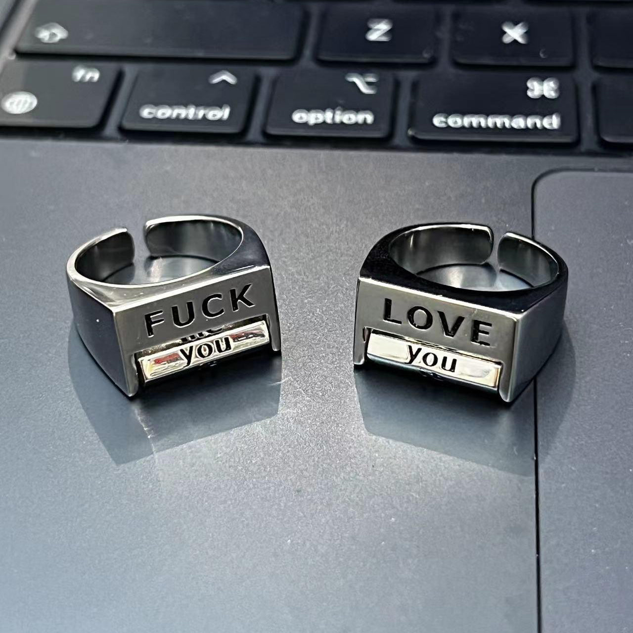 Spoof FU*K/LOVE Ring Drehbarer interaktiver Ring 